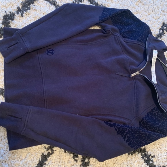 Lululemon Mock Neck With zip detail in the back - Picture 7 of 7